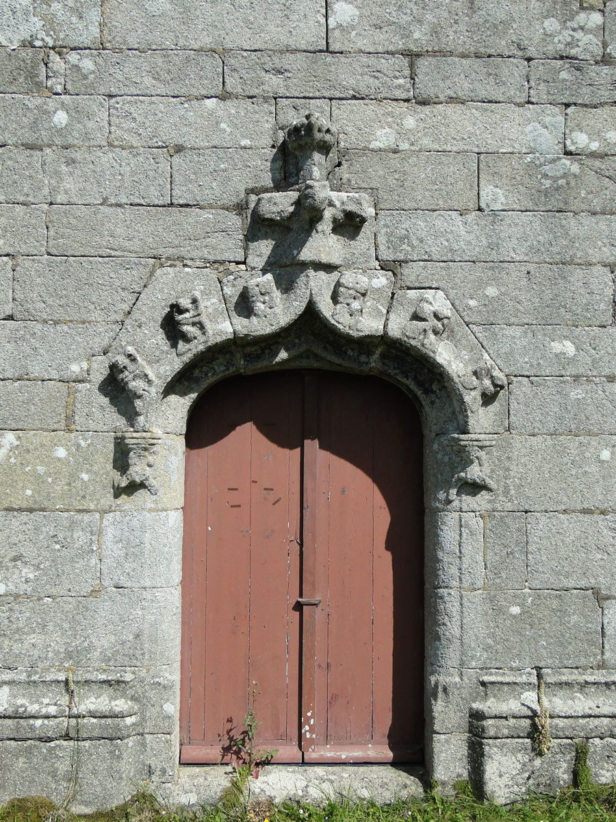 Porte gothique Renaissance de la chapelle Le Penity à Goulven