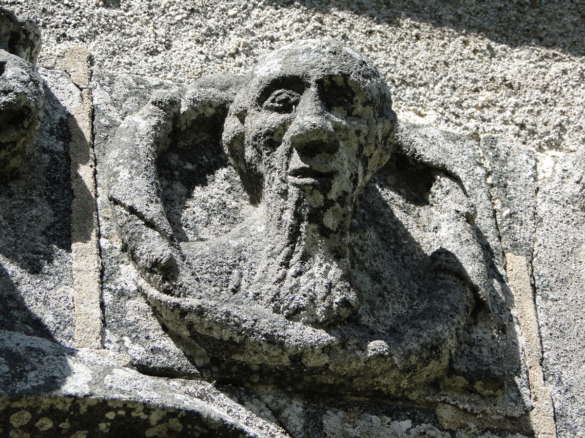 Statue en ronde-bosse de la chapelle Le Pénity à Goulven