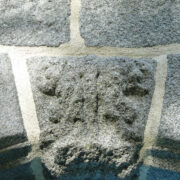 Inscriptions sculptées, chapelle du Drennce